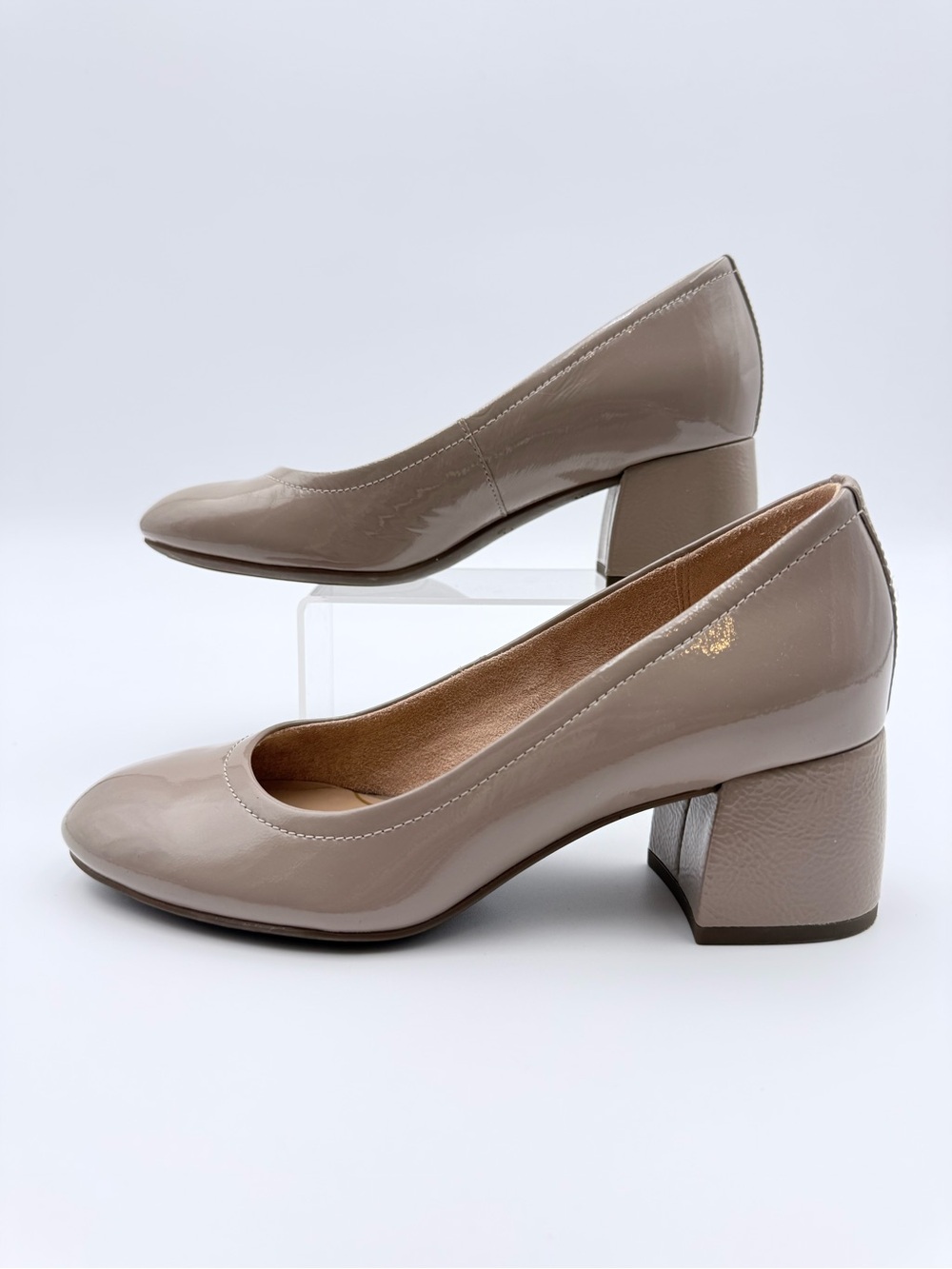 Vionic Women’s Carmel Crinckle  Leather Box Heel Pumps Taupe Size 6